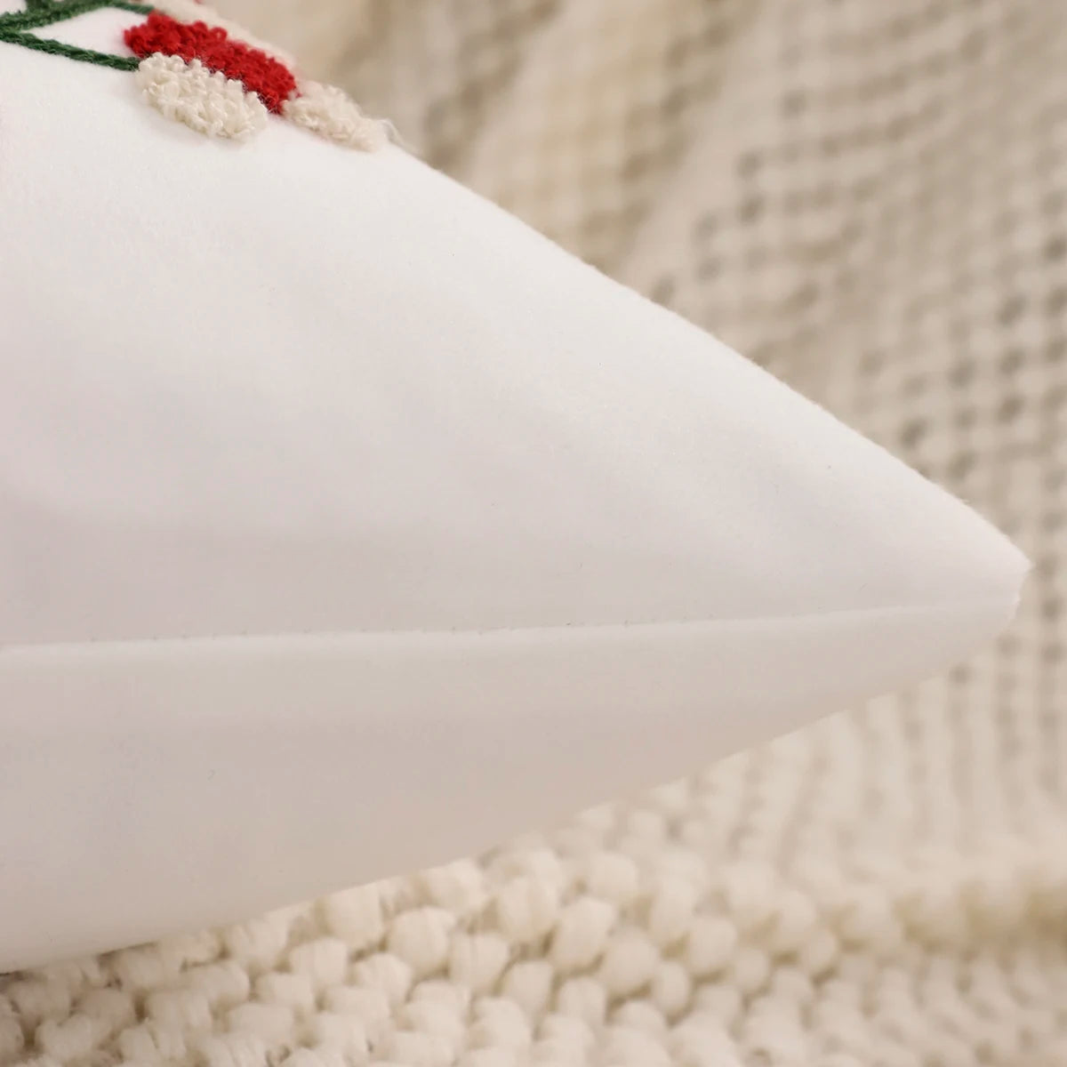 Capa de Almofada Natalina em Veludo Bordado – Elegância e Conforto