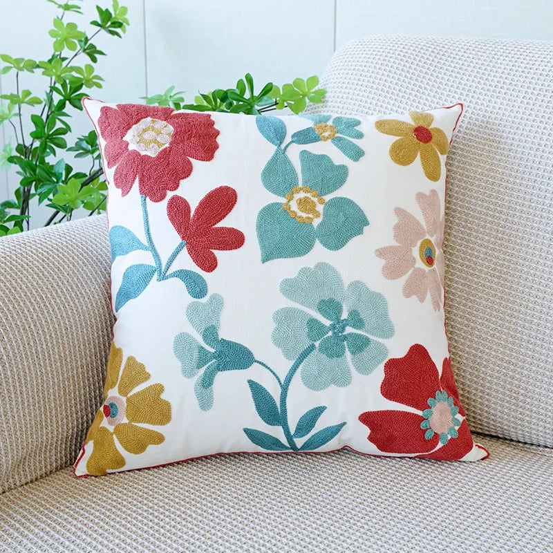 Capa de Almofada Bordada Floral em Algodão Nórdico