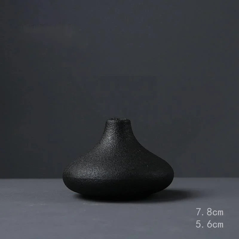 Vaso de Cerâmica Preta - Elegância Minimalista