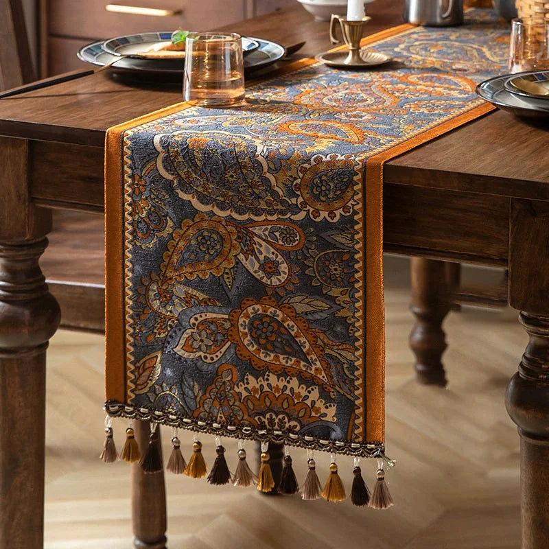 Caminho de Mesa de Luxo com Borlas - Elegância Floral para Sua Casa