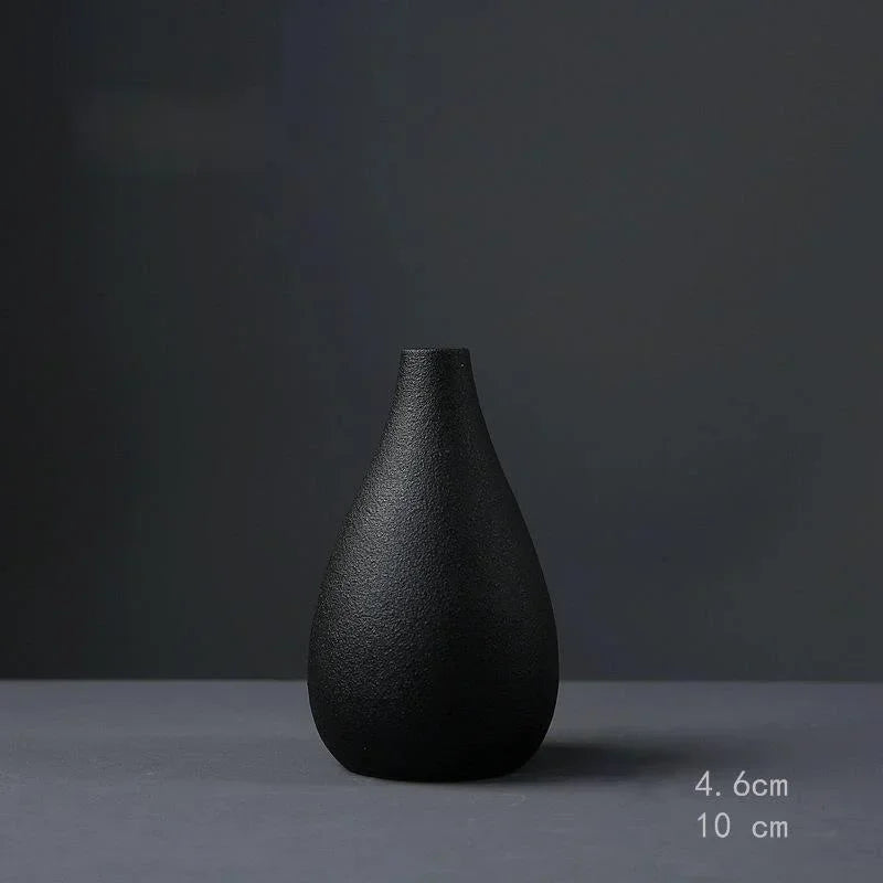 Vaso de Cerâmica Preta - Elegância Minimalista