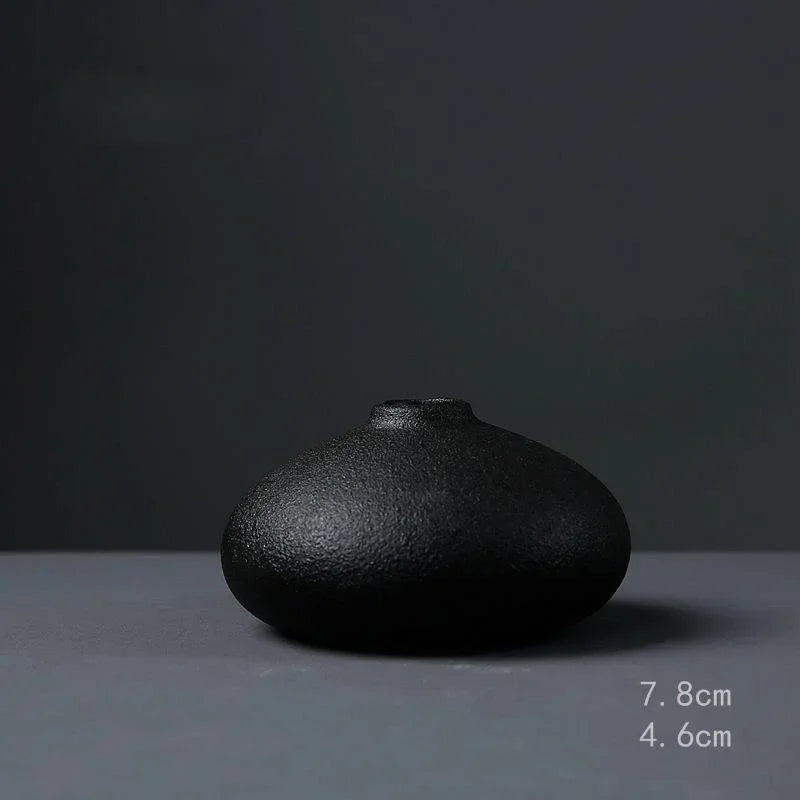 Vaso de Cerâmica Preta - Elegância Minimalista