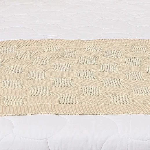 Kit Manta / Peseira Tricot Quadriculado + 2 Capas de Almofadas – Sofisticação e Conforto