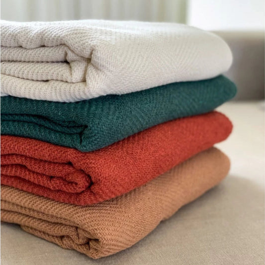 Manta Artesanal de Algodão com Franjas 1,20 x 1,80 – Estilo e Conforto para Sofá ou Cama