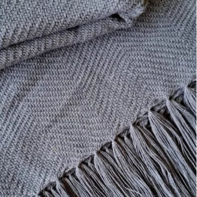 Manta Artesanal de Algodão com Franjas 1,20 x 1,80 – Estilo e Conforto para Sofá ou Cama