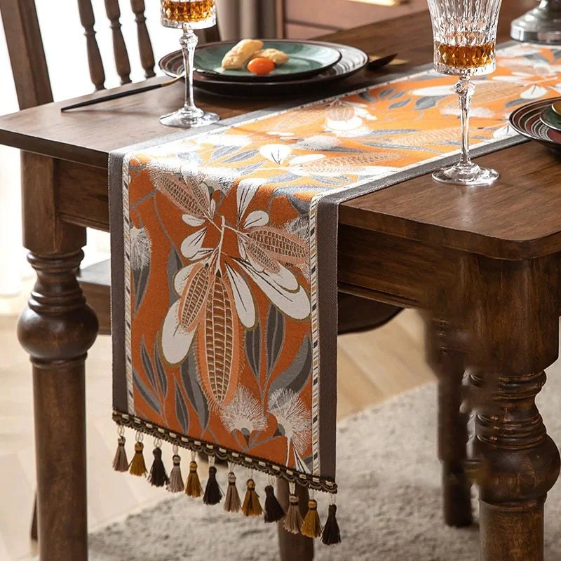 Caminho de Mesa de Luxo com Borlas - Elegância Floral para Sua Casa
