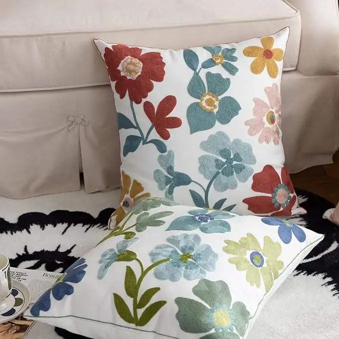 Capa de Almofada Bordada Floral em Algodão Nórdico