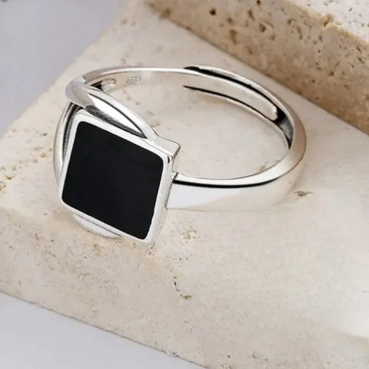 Anel de Prata 925 com Detalhe Preto Sofisticado