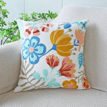 Capa de Almofada Bordada Floral em Algodão Nórdico