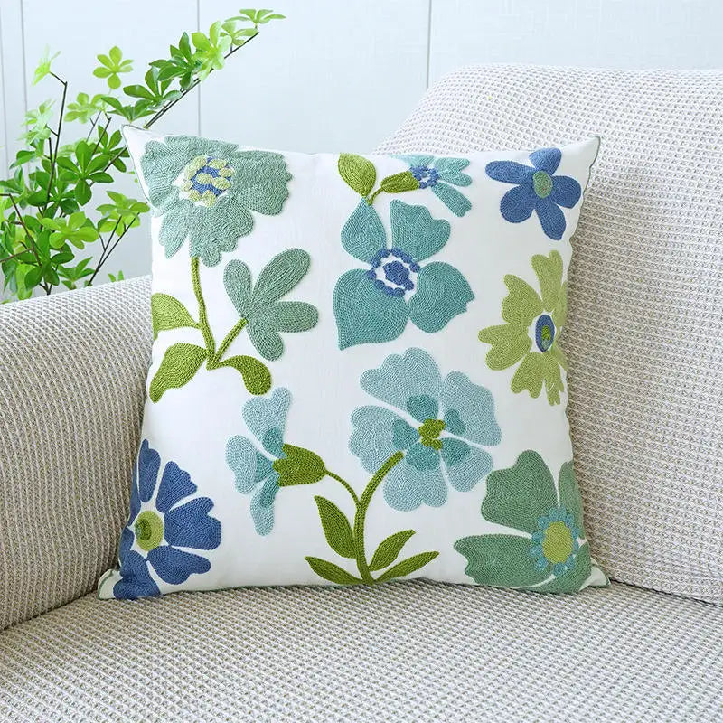Capa de Almofada Bordada Floral em Algodão Nórdico