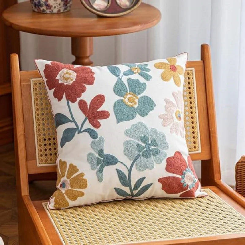 Capa de Almofada Bordada Floral em Algodão Nórdico
