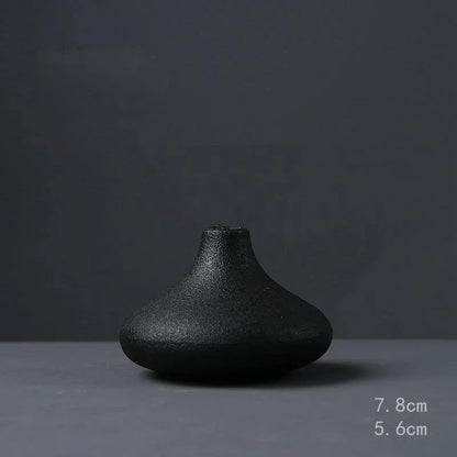 Vaso de Cerâmica Preta - Elegância Minimalista