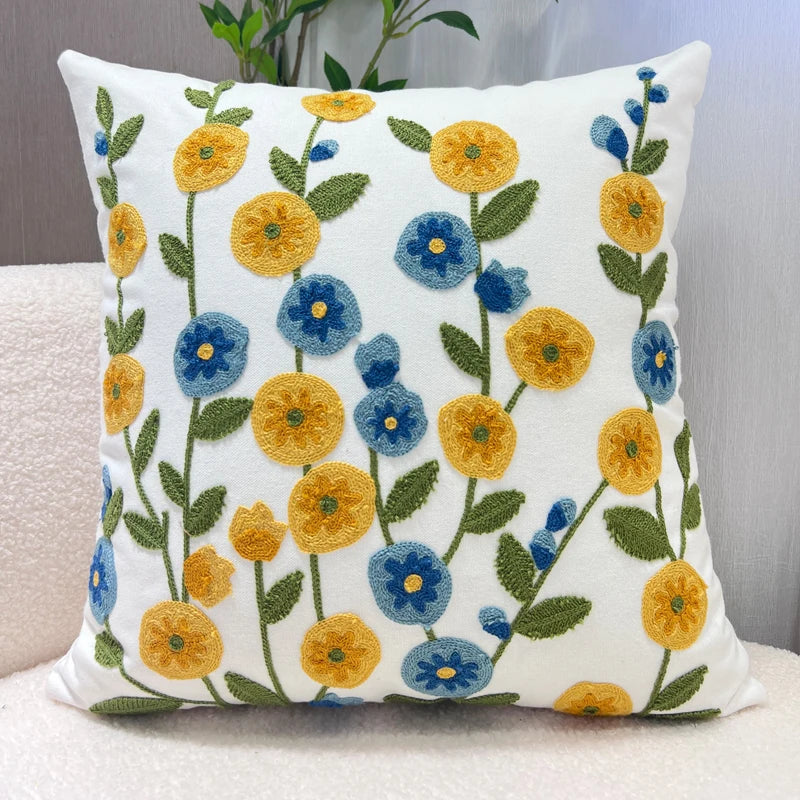 Capa de Almofada Bordada Floral em Algodão Nórdico