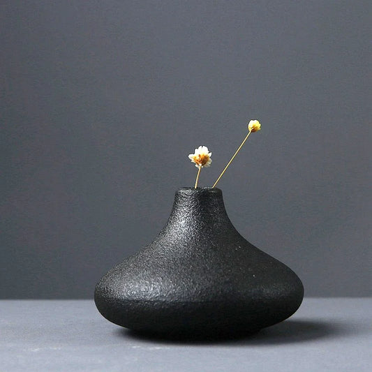 Vaso de Cerâmica Preta - Elegância Minimalista