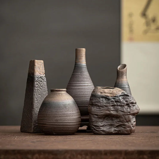 Vasos Cerâmicos Artesanais Minimalistas de Estilo Antigo